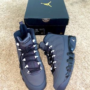Like NEW Jordan Retro 9 Anthracite Gradeschool Size 7 Black/White/Grey!!! Steal!
